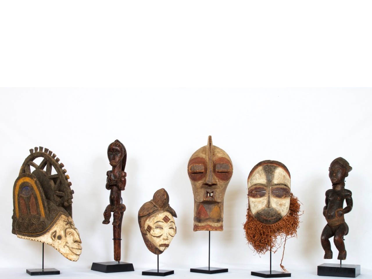 Calaoshop lance sa collection de socles universels made in France pour masques et statuettes
            africains